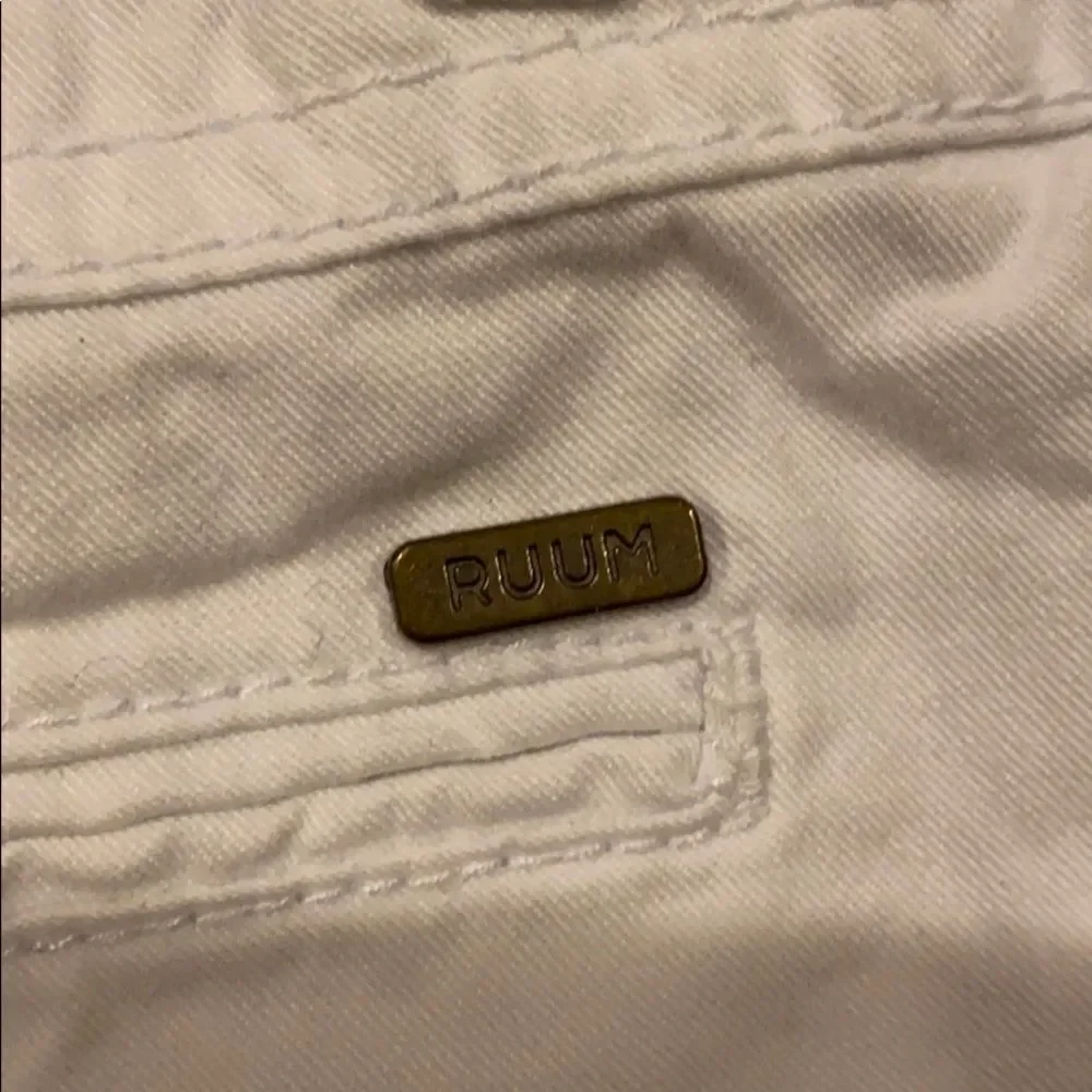 Ruum Little Girls White Adjustable Waist Shorts